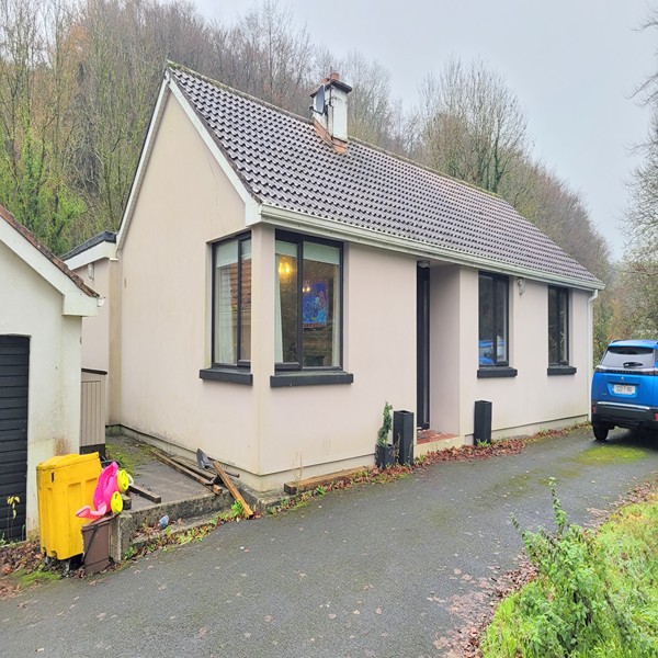 THREE/FOUR BED DETACHED BUNGALOW ON CIRCA 0.6 ACRE  